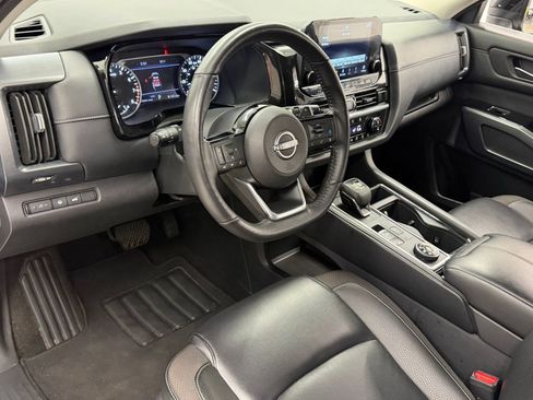 Used 2025 Nissan Pathfinder SL AWD/4WD image 3