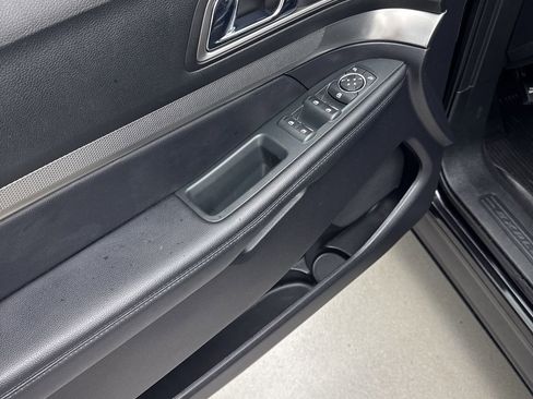 Used 2019 Ford Explorer XLT w/ Equipment Group 202A AWD/4WD image 12