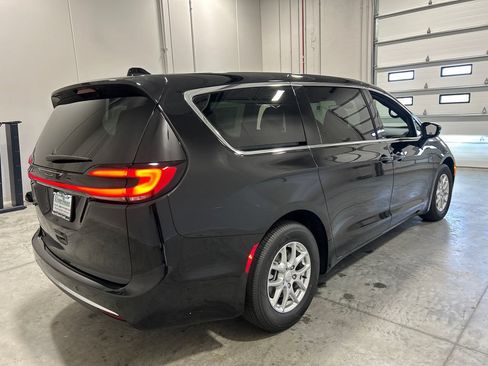 New 2027 Chrysler Pacifica Select FWD image 6