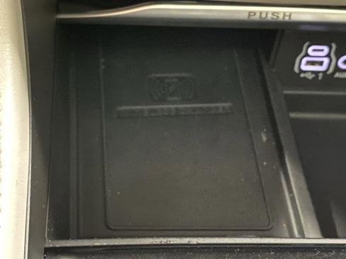 Used 2022 Chrysler Pacifica Limited FWD image 25