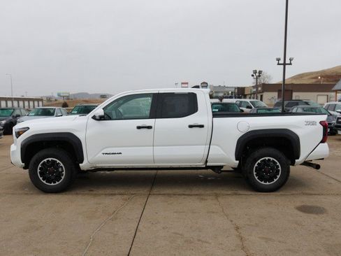 Used 2025 Toyota Tacoma TRD Off-Road image 3