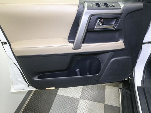 Used 2017 Toyota 4Runner SR5 AWD/4WD image 36