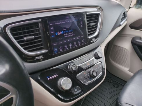 Used 2018 Chrysler Pacifica Touring-L Plus w/ Tire & Wheel Group FWD image 27