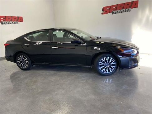 Used 2025 Nissan Altima 2.5 SV image 2