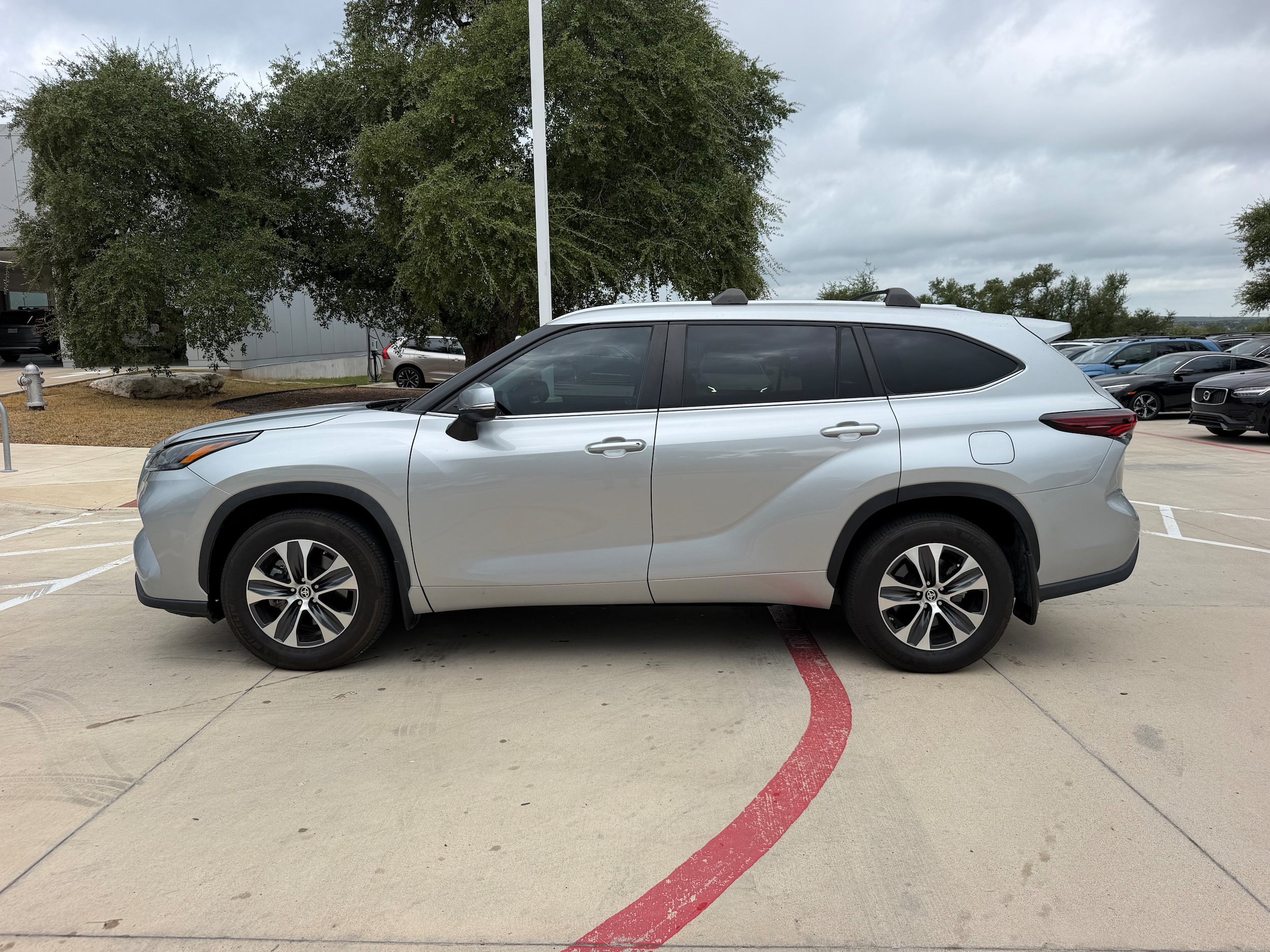 Used 2024 Toyota Highlander XLE FWD image 3