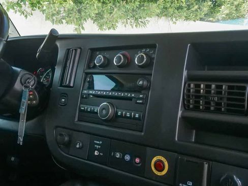 Used 2018 Chevrolet Express 2500 w/ Driver Convenience Package RWD image 12