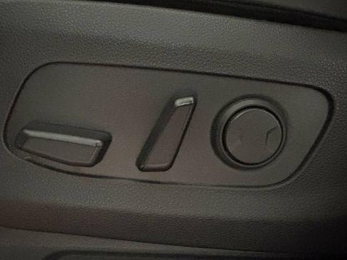 Used 2024 Kia Carnival EX FWD image 6