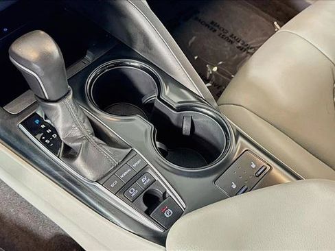 Used 2019 Toyota Camry SE w/ Sunroof Package FWD image 16