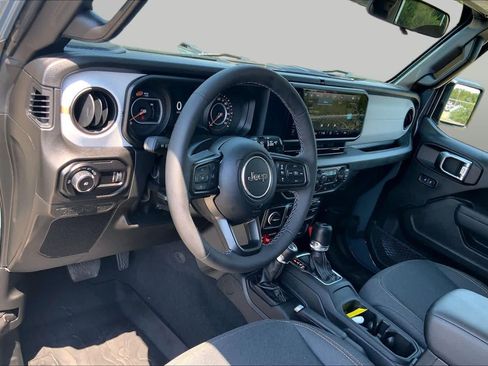 Used 2025 Jeep Wrangler Sport AWD/4WD image 15