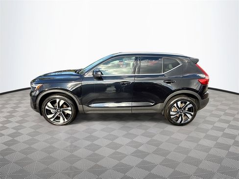 Used 2024 Volvo XC40 B5 Plus image 9