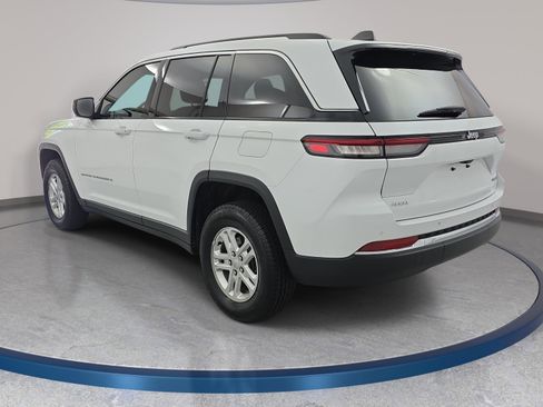 Used 2023 Jeep Grand Cherokee Laredo AWD/4WD image 7