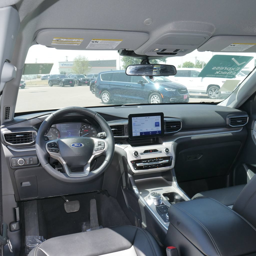 Used 2024 Ford Explorer XLT w/ Equipment Group 202A AWD/4WD image 31