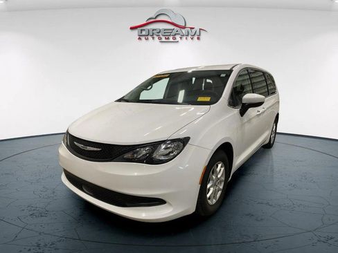 Used 2022 Chrysler Voyager LX FWD image 5