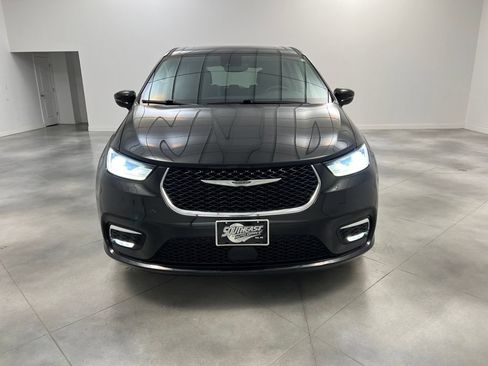 Used 2024 Chrysler Pacifica Limited FWD image 3
