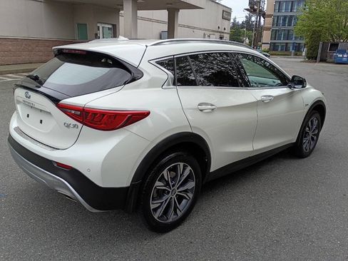 Used 2017 INFINITI QX30 Premium w/ Navigation Package AWD/4WD image 3