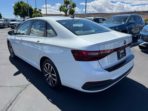 Used 2025 Volkswagen Jetta SE image 4