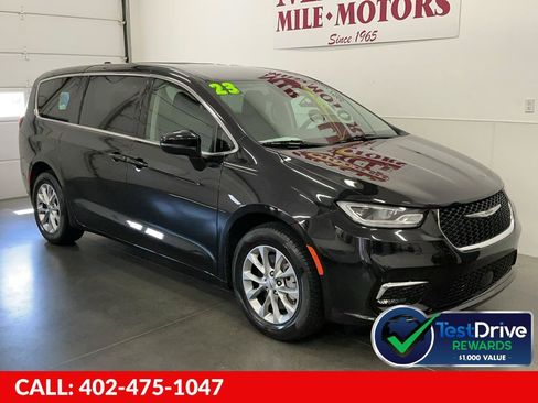 Used 2023 Chrysler Pacifica Touring-L w/ Uconnect Theater Family Group AWD/4WD image 1