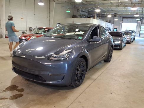 Used 2023 Tesla Model Y Long Range AWD/4WD image 1