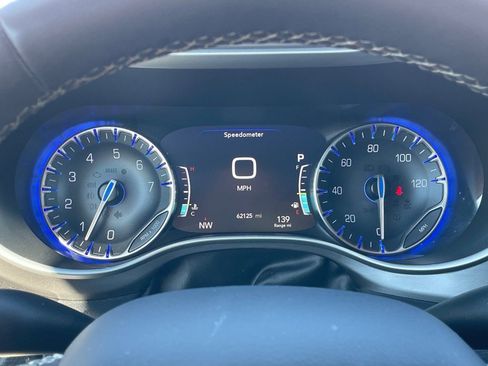 Used 2022 Chrysler Pacifica Touring-L image 21