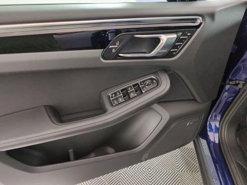 Certified 2025 Porsche Macan AWD/4WD image 16