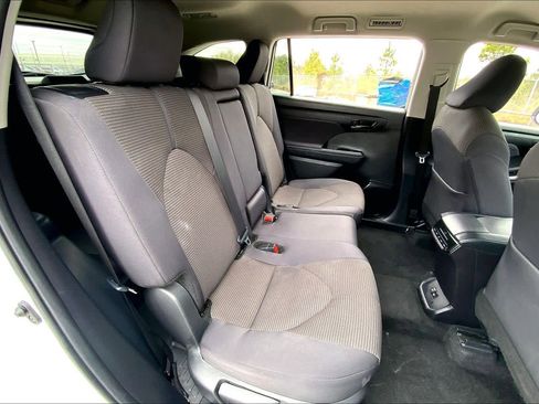 Used 2024 Toyota Highlander LE AWD/4WD image 20