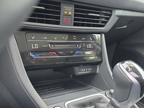 Used 2025 Volkswagen Jetta SE FWD image 26