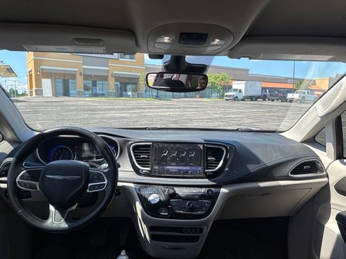 Used 2021 Chrysler Pacifica Touring FWD image 12