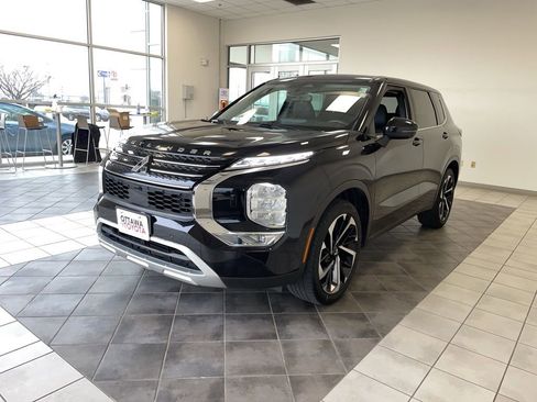 Used 2022 Mitsubishi Outlander SE image 2