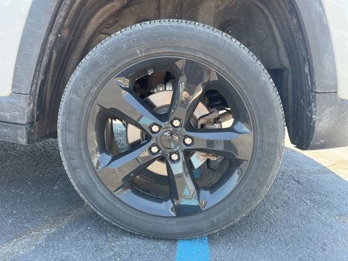 Used 2024 Jeep Grand Cherokee Altitude AWD/4WD image 10