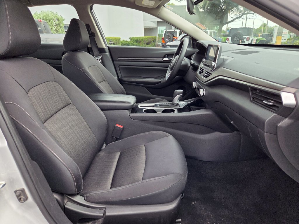 Used 2024 Nissan Altima 2.5 SV FWD image 18