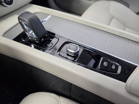 Certified 2024 Volvo XC60 B5 Plus w/ Protection Package Premier AWD/4WD image 33