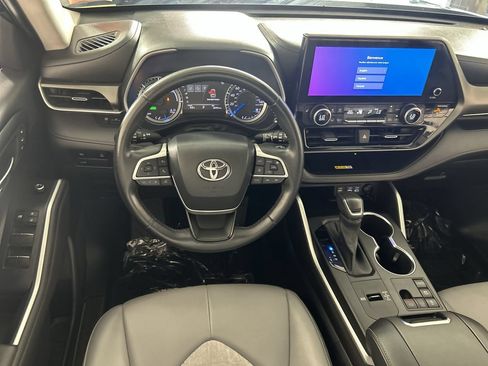 Used 2023 Toyota Highlander Bronze Edition FWD image 22