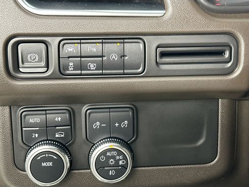 Used 2024 GMC Yukon SLT w/ SLT Luxury Package image 10