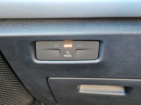 New 2025 Volkswagen Tiguan SE R-Line image 9