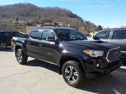 Used 2019 Toyota Tacoma TRD Sport image 5