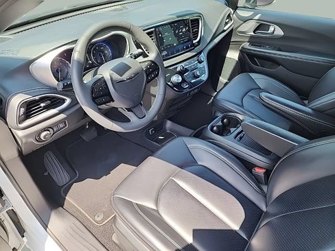 Used 2023 Chrysler Pacifica Touring-L w/ S Appearance Package AWD/4WD image 12