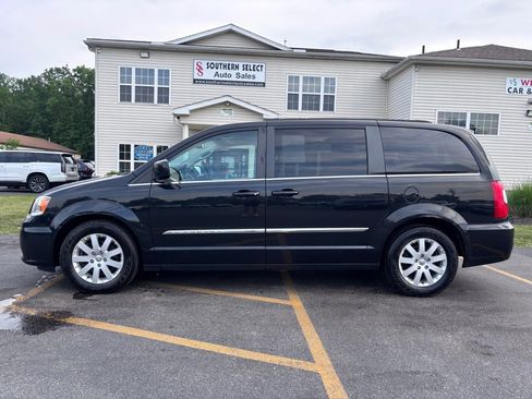 Used 2014 Chrysler Town & Country Touring FWD image 1