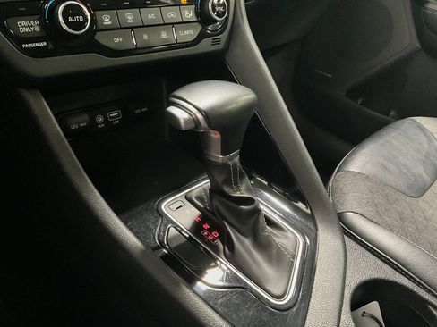 Used 2019 Kia Niro S Touring image 17