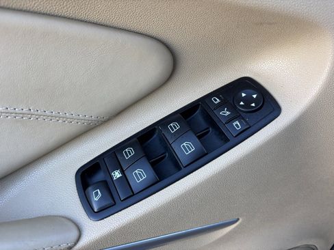 Used 2011 Mercedes-Benz GL 550 4MATIC image 16