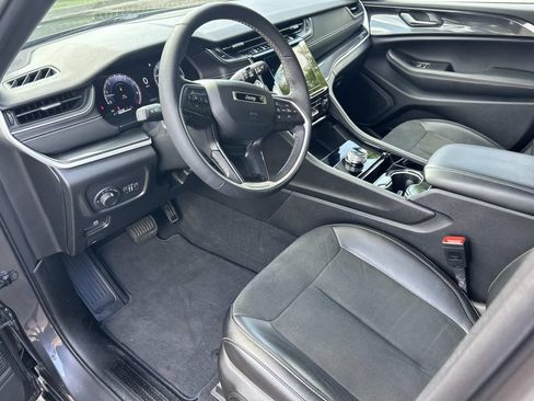 Used 2023 Jeep Grand Cherokee Altitude AWD/4WD image 16