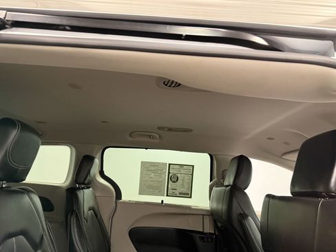 Used 2024 Chrysler Pacifica Touring-L image 71