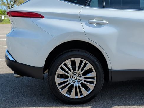 Used 2023 Toyota Venza XLE image 9