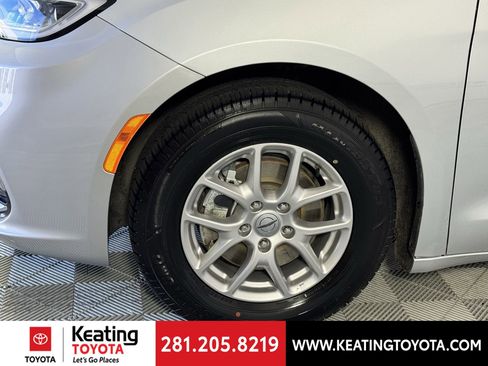 Used 2024 Chrysler Pacifica Touring-L image 30