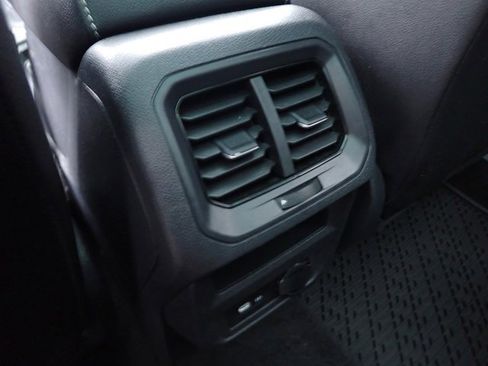 Used 2022 Volkswagen Tiguan SE image 19