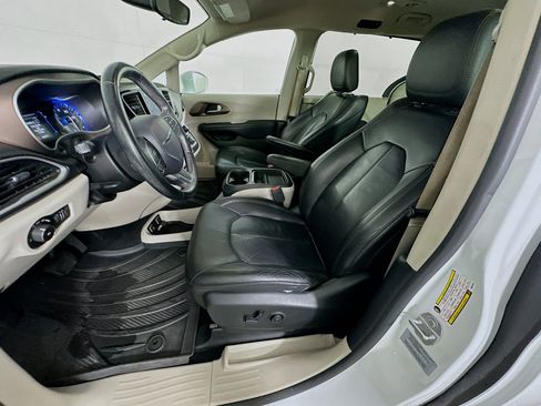 Used 2017 Chrysler Pacifica Touring-L w/ Tire & Wheel Group image 13