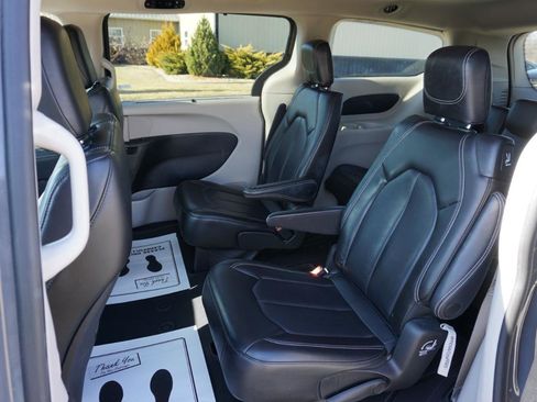 Used 2023 Chrysler Pacifica Touring-L image 8