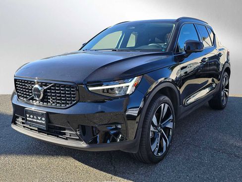 Used 2024 Volvo XC40 B5 Plus w/ Climate Package image 7
