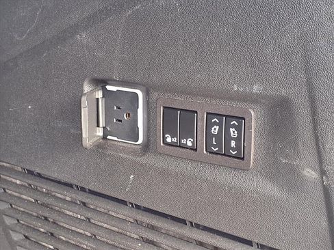 Used 2023 Chevrolet Suburban LT image 21