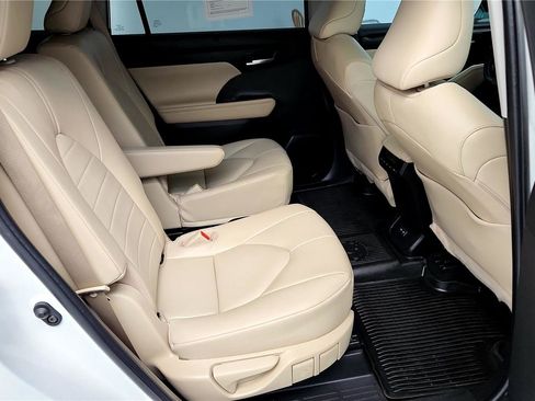 Used 2023 Toyota Highlander XLE image 28