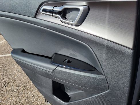 Used 2025 Kia Sportage EX image 19